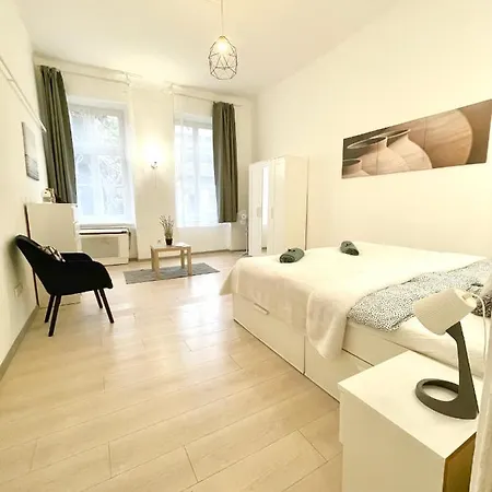 Apartment White Near The Famous New York Cafe *