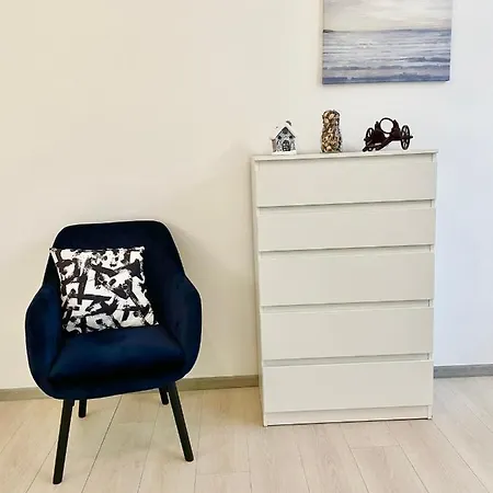 White Near The Famous New York Cafe Apartment